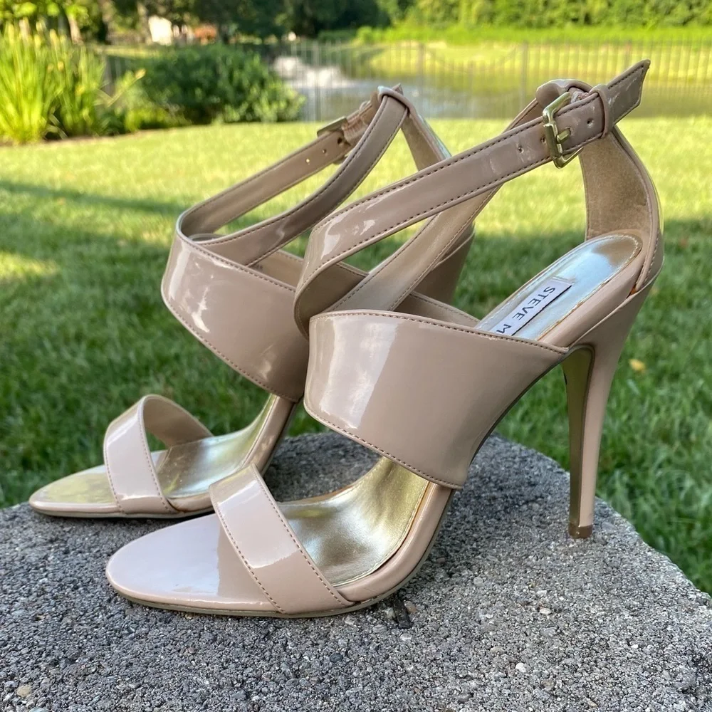 STEVE MADDEN~DANCER~COUPLE SCUFF MARKS AS SHOWN~PATENT LEATHER~SIZE 7 1/2~BR
